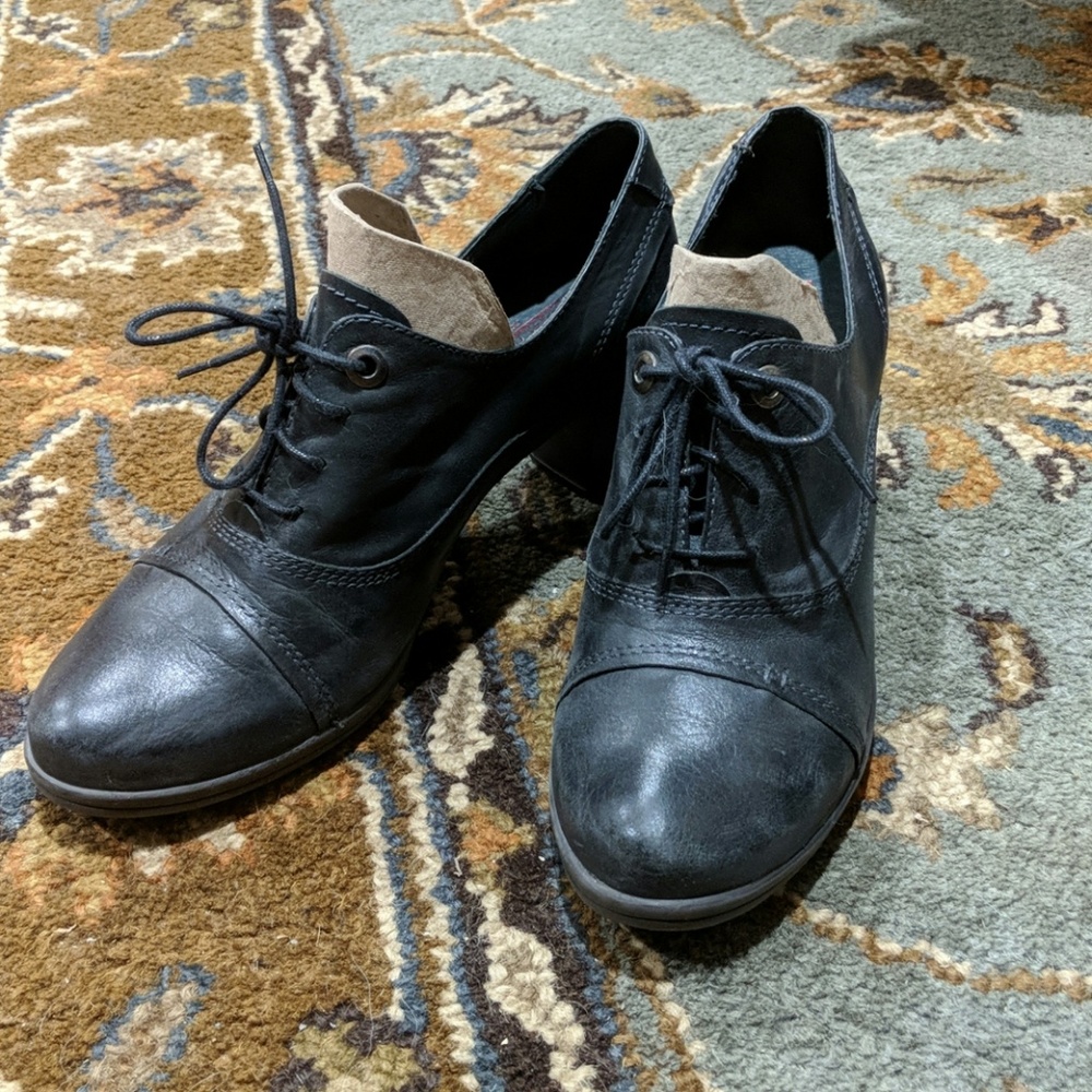 Pikolinos Black Leather Heeled Oxfords